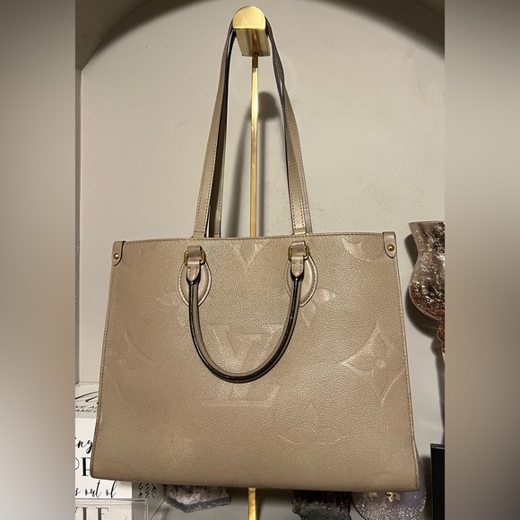 Sold Louis Vuitton Monogram Empreinte On the Go MM Tourterelle/beige. W/dusty - Picture 2 of 13